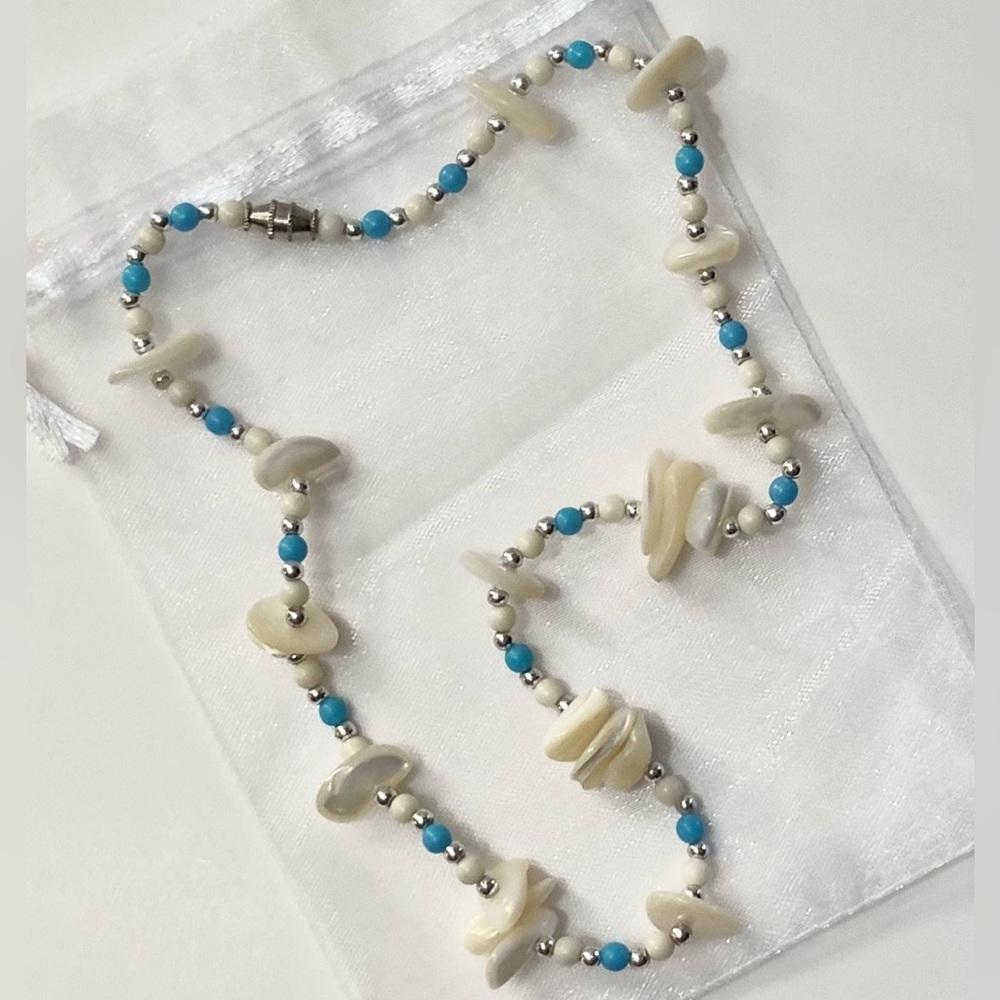 🌹🍃Beautiful Vintage Mother of Pearl & Turquoise 15” Choker Style Necklace🍃🌹